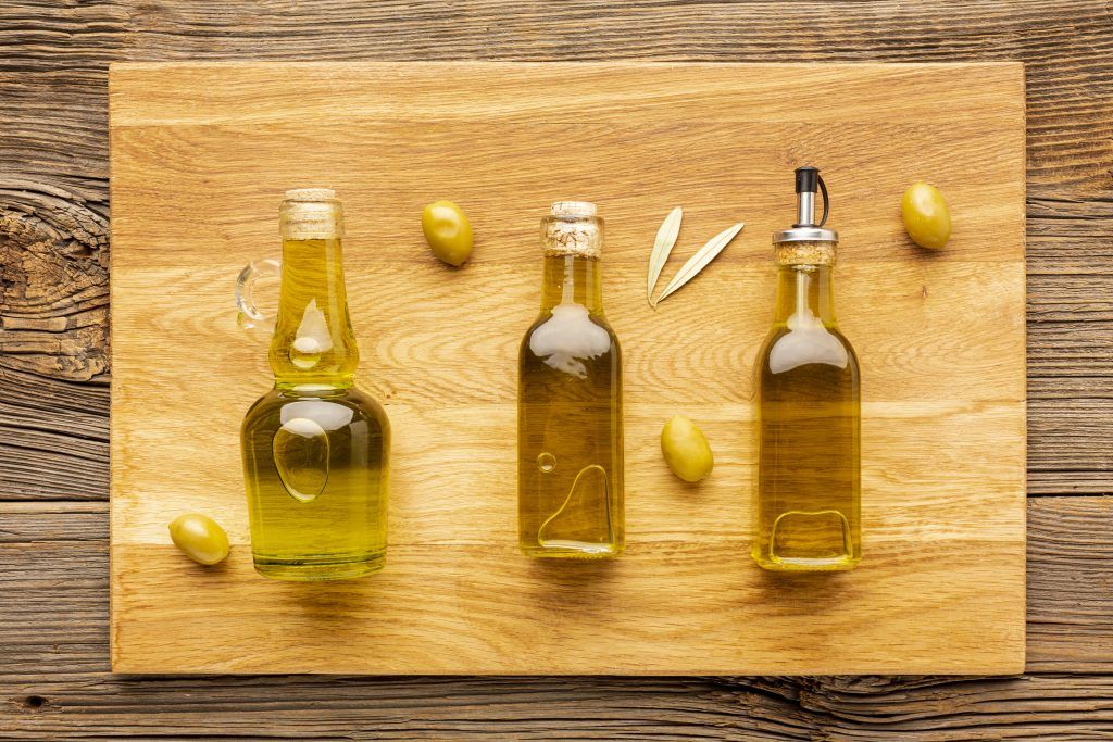 olive bottles yellow olives leaves - الفرق بين زيت الصويا وزيت الذرة: للفوائد والاستخدامات