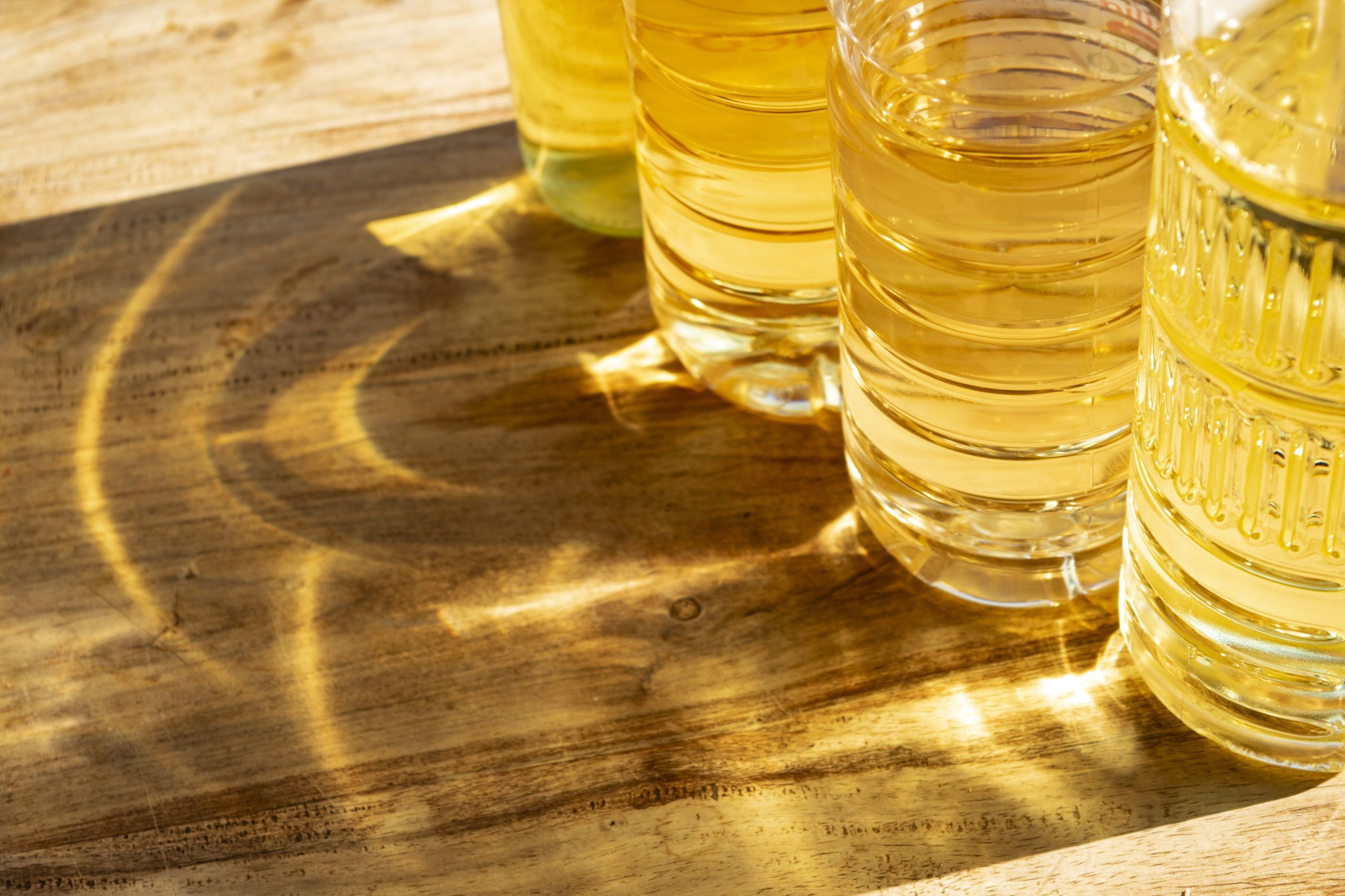 yellow light reflections made from sun ray oil bottles scaled - الفرق بين زيت الصويا وزيت الذرة: للفوائد والاستخدامات