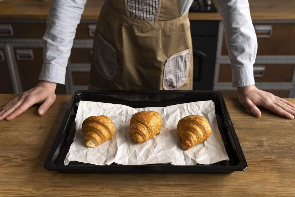 close up delicious croissants tray - مارجرين غير مملح لصنع مخبوزات لذيذة