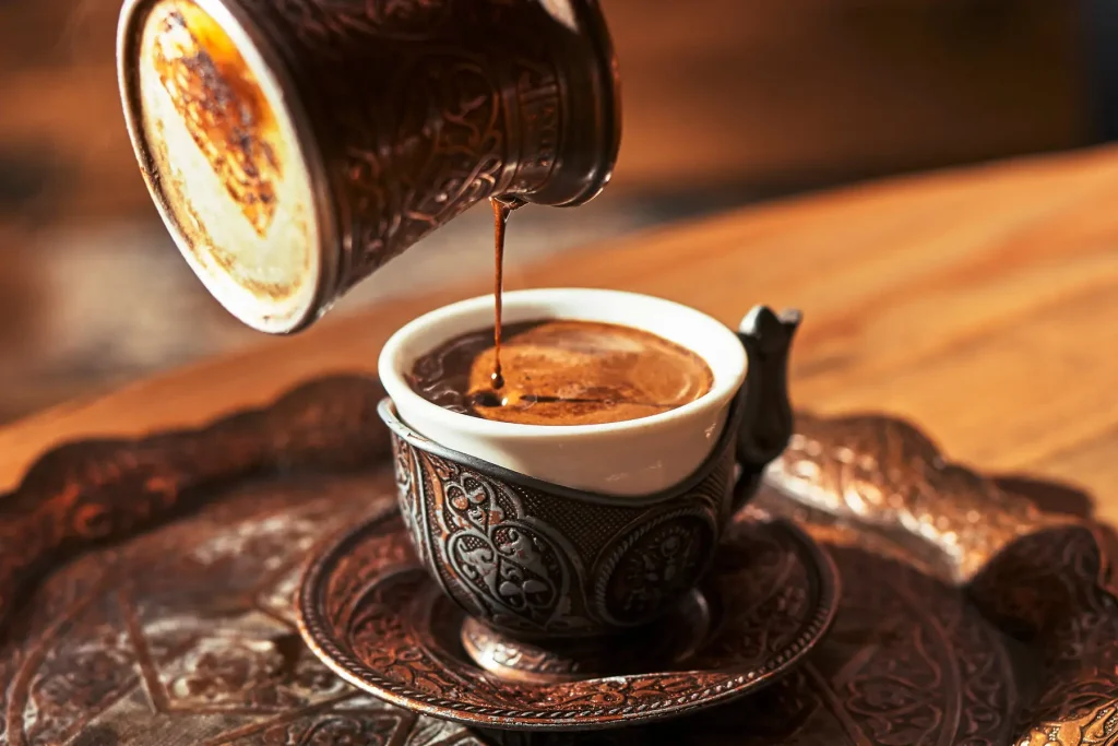 دليلك الشامل لاختيار أفضل أنواع القهوة التركية لمذاق أصيل لا يُنسى 8 أفضل أنواع القهوة التركية بالرغوة المثالية والنكهة الغنية