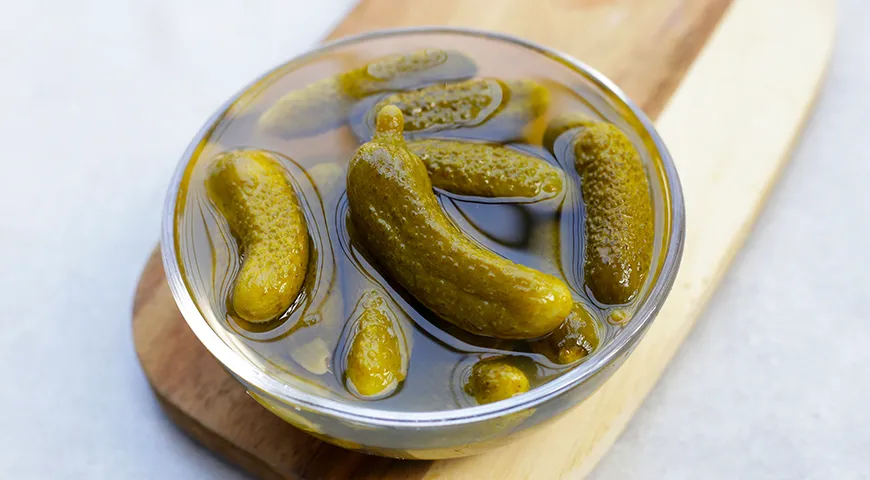 افضل طريقة لعمل مخلل الخيار المقرمش: سر المصانع الذي يخفونه عنكِ! 5 افضل طريقة لعمل مخلل الخيار المقرمش (سر القرمشة)