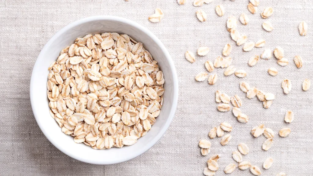 وداعاً للدقيق الأبيض: اكتشف فوائد استخدام الشوفان بديل البقسماط في أطباقك 1 الشوفان بديل البقسماط - سر القرمشة الصحية في 2026