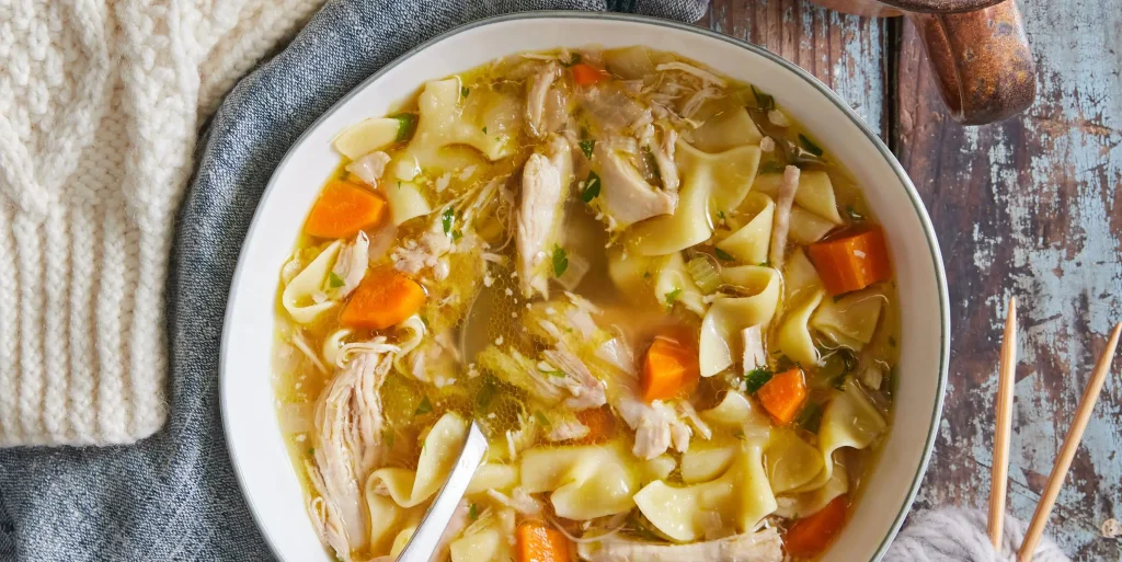 أكثر من مجرد وجبة.. اكتشفي أقوى فوائد مرق الدجاج للاطفال ونموهم 1 فوائد مرق الدجاج للاطفال والرضع - متى وكيف يقدم؟