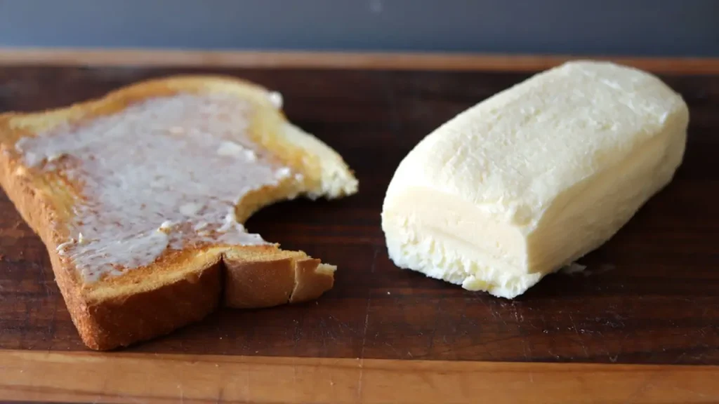 أسرار الجدات: طريقة تحضير الزبدة البلدية في البيت بنكهة أصلية وقوام مثالي 2 طريقة تحضير الزبدة البلدية في البيت بالمذاق الفلاحي الأصلي