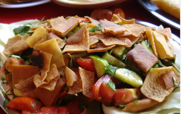 أسرار الشيفات: أفضل طريقة تحميص الخبز للفتوش بقرمشة تدوم طويلاً 2 طريقة تحميص الخبز للفتوش بلون ذهبي وبدون احتراق