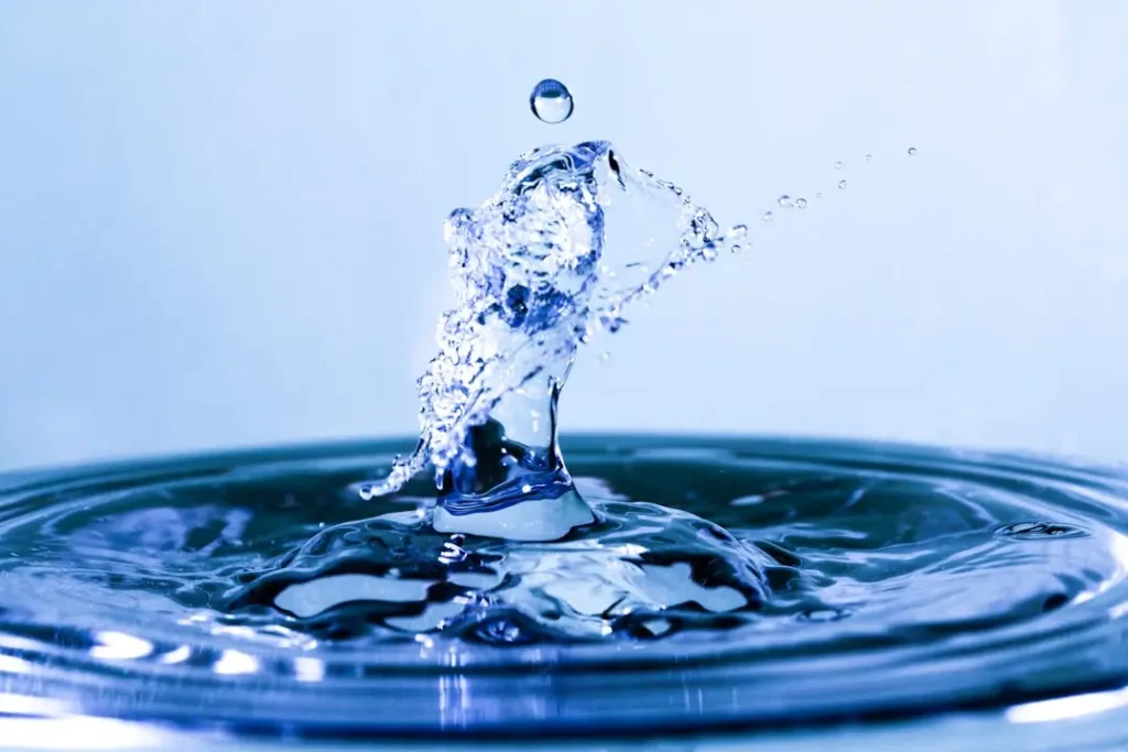 بدون أدوات معقدة.. كيفية عمل ماء مقطر في المنزل للاستخدامات الطبية والمنزلية 9 كيفية عمل ماء مقطر في المنزل بأدوات المطبخ وبدون تعقيد