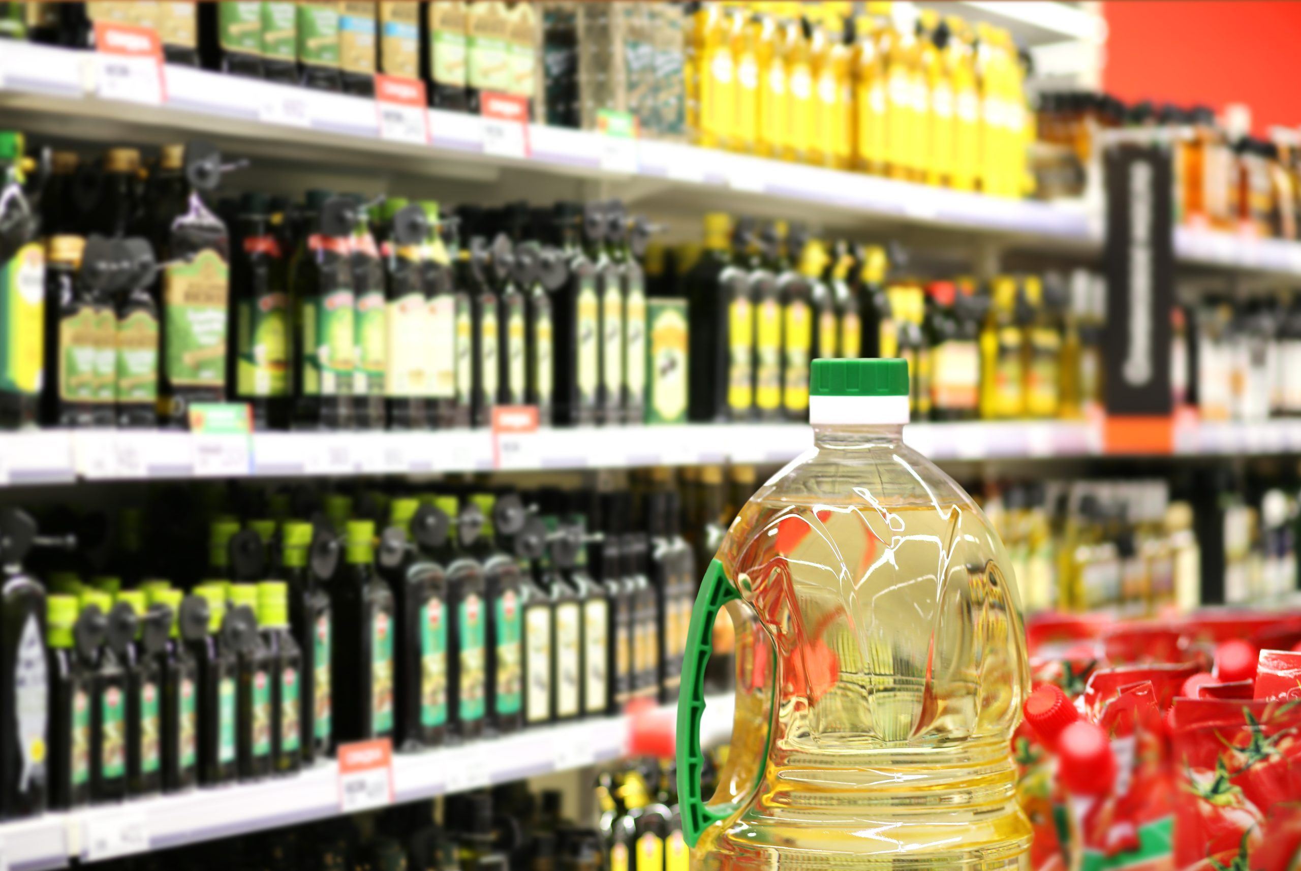 choosing dairy products supermarket empty grocery cart empty supermarket scaled - الفرق بين زيت الصويا وزيت الذرة: للفوائد والاستخدامات