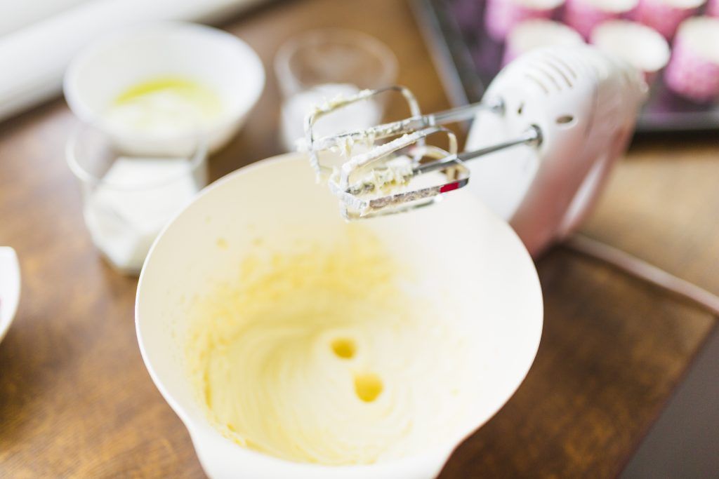 mixer near bowl with batter - خليط دهن المعجنات: سر الوصفات المثالية والطعم الغني