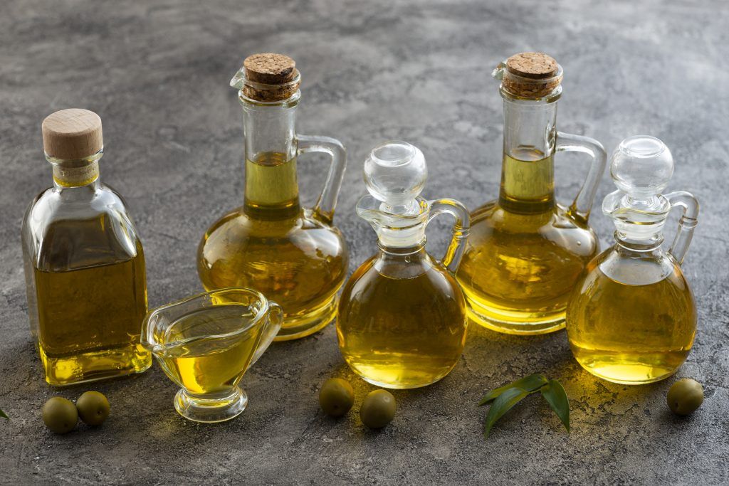 variety containers filled with olive oil - استخدامات شورتنج نباتي الطباخ السعيد
