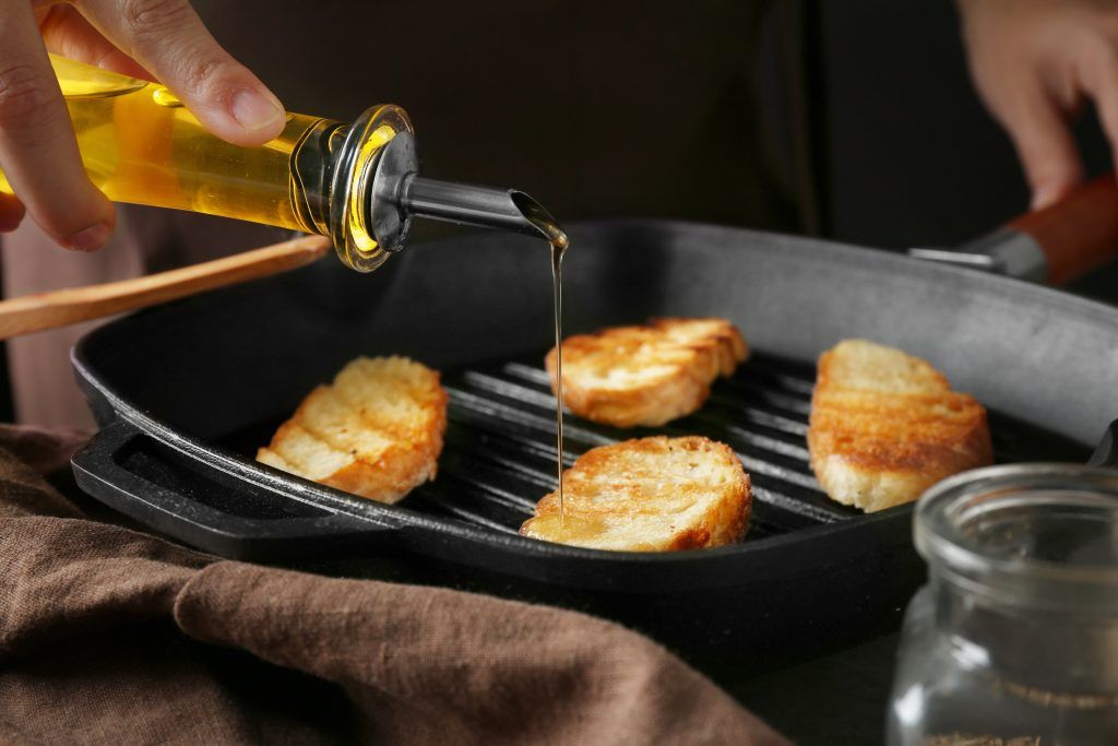 woman pouring oil roasting slice bread closeup - تجربة طهي مميزة بإستخدام جالون زيت قلي الطباخ السعيد