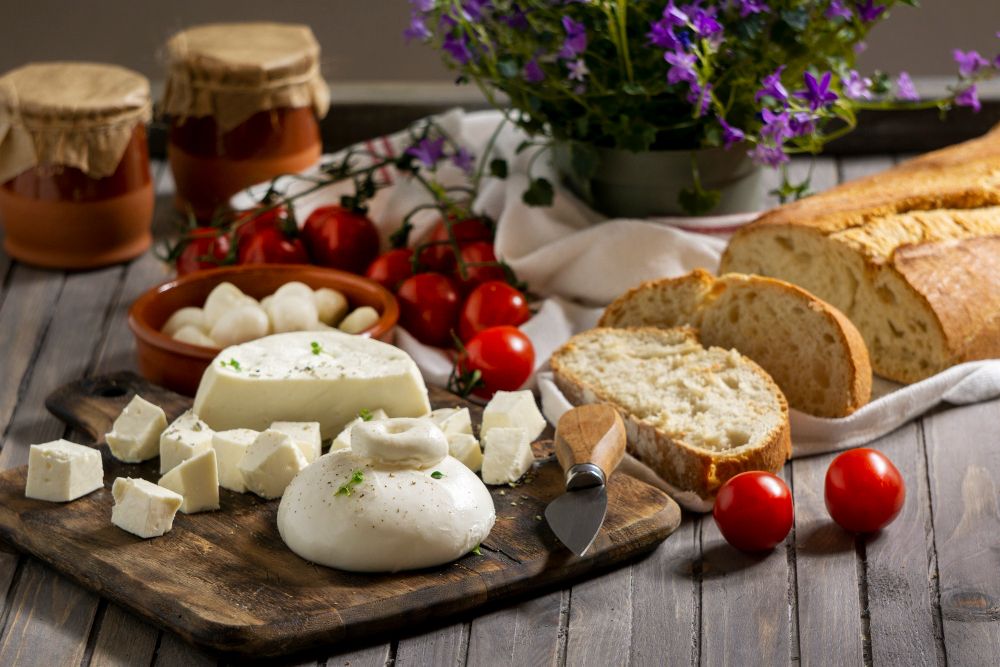 الفرق بين جبن الماعز وجبن البقر دليل القيمة الغذائية الكامل